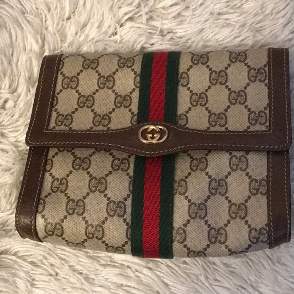 Gucci Handbags - Gucci clutch purse
